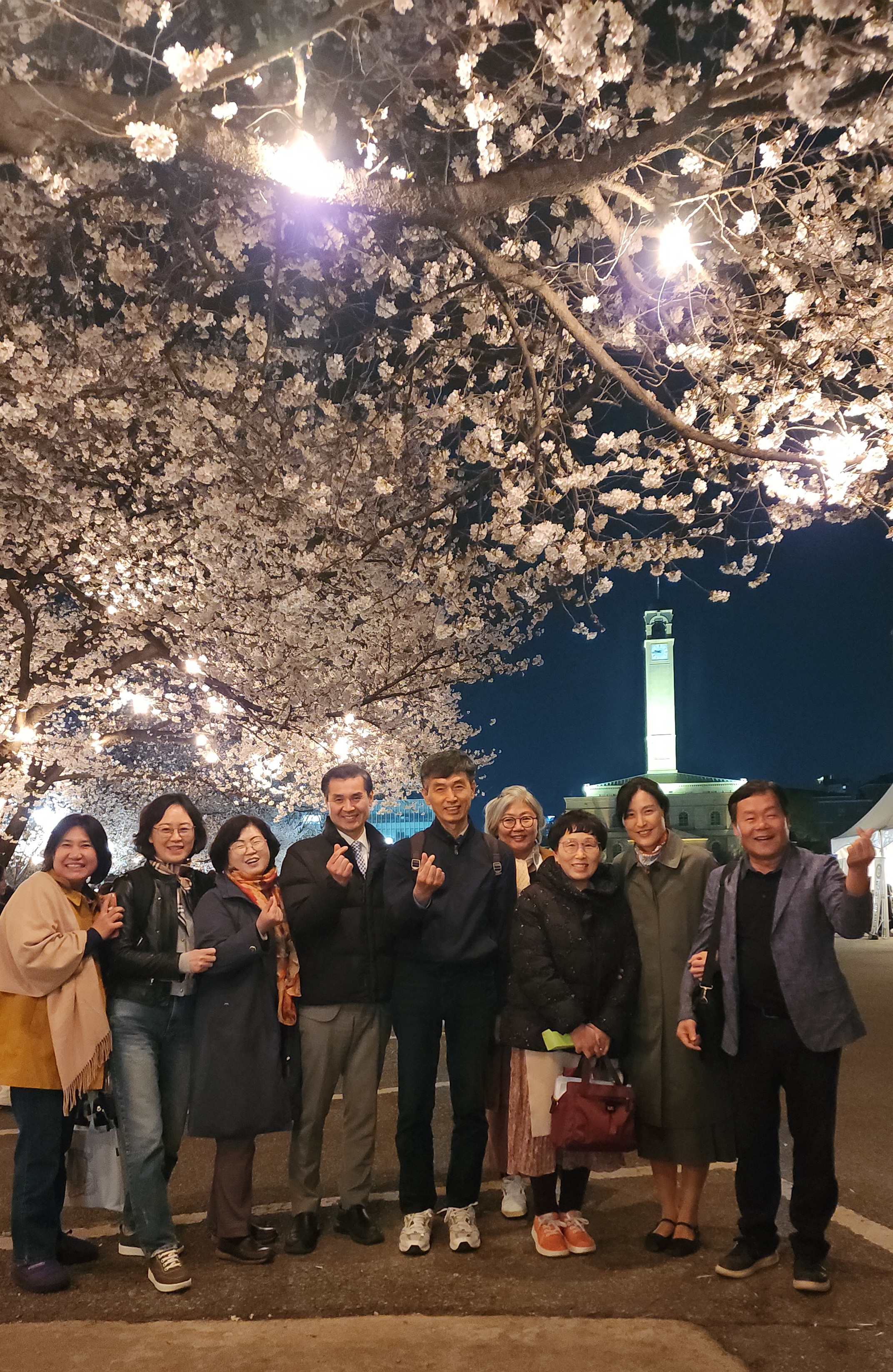 25년 1학기 <호스피스와완화의료>교수님과  벚꽃 축제에서-웰다잉전공 대표이미지